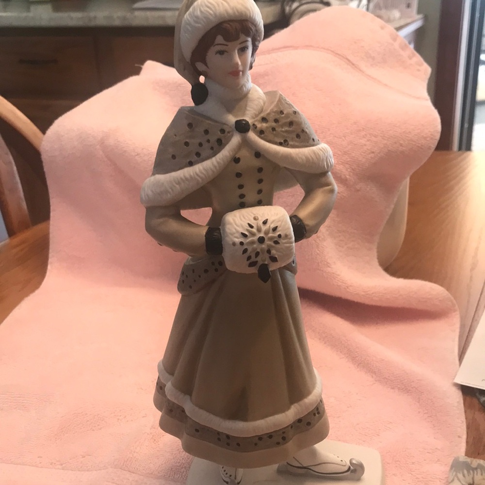2014 Avon Women Bath & Body Ceramic Award Figurine - Pink